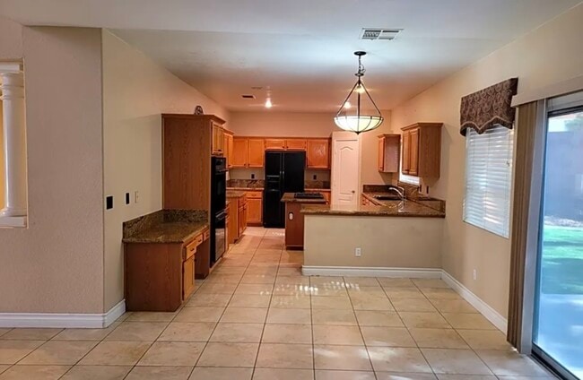 Building Photo - 2121 Tyler Dr