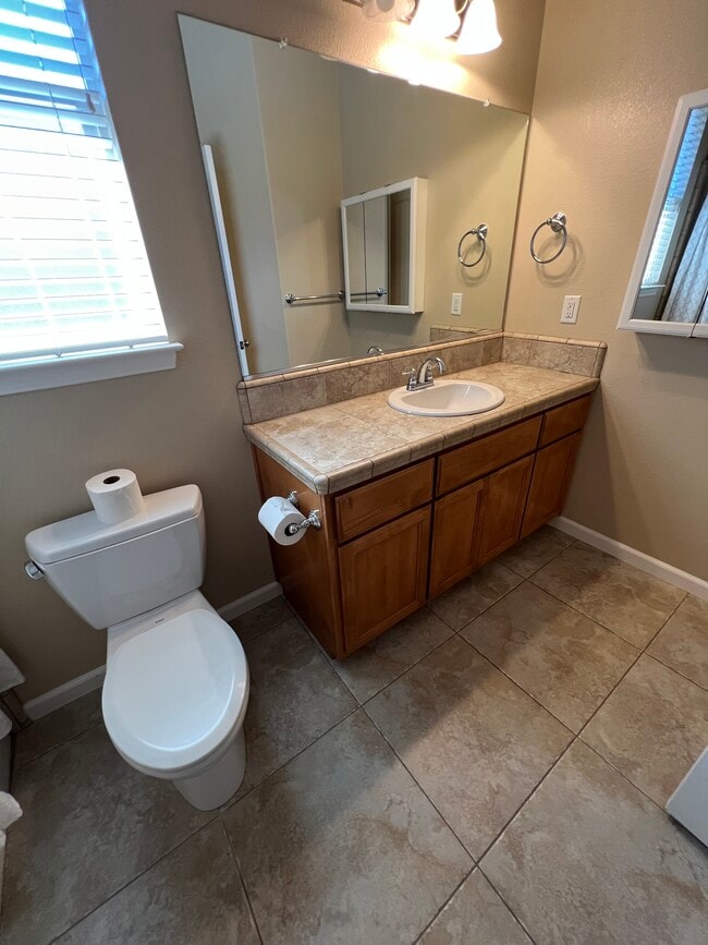 Building Photo - 2880 Bancroft Dr