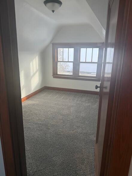 Building Photo - 216 S Ash St