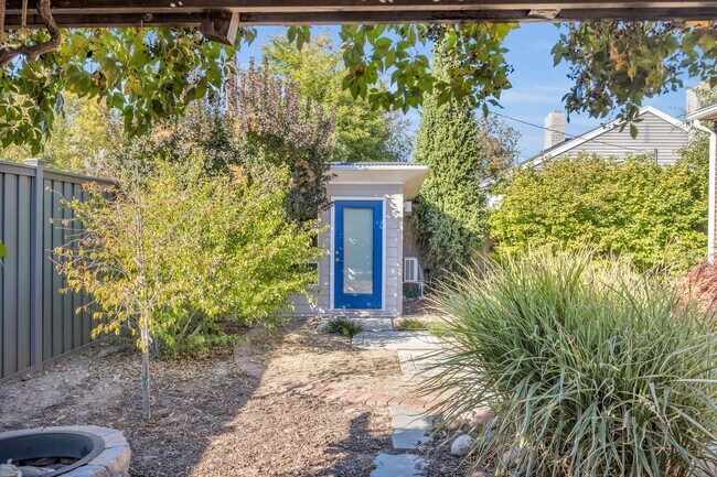 Building Photo - Stunning Single Family Home In Excellent L...