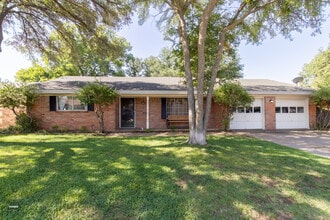 Building Photo - 1535 Primrose Dr