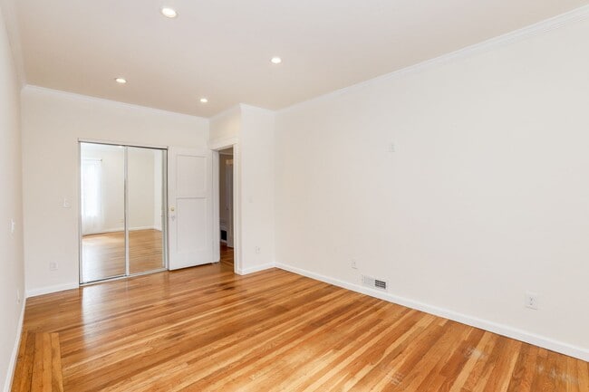 Building Photo - 5 Bed / 2 Bath home in Outer Richmond near...