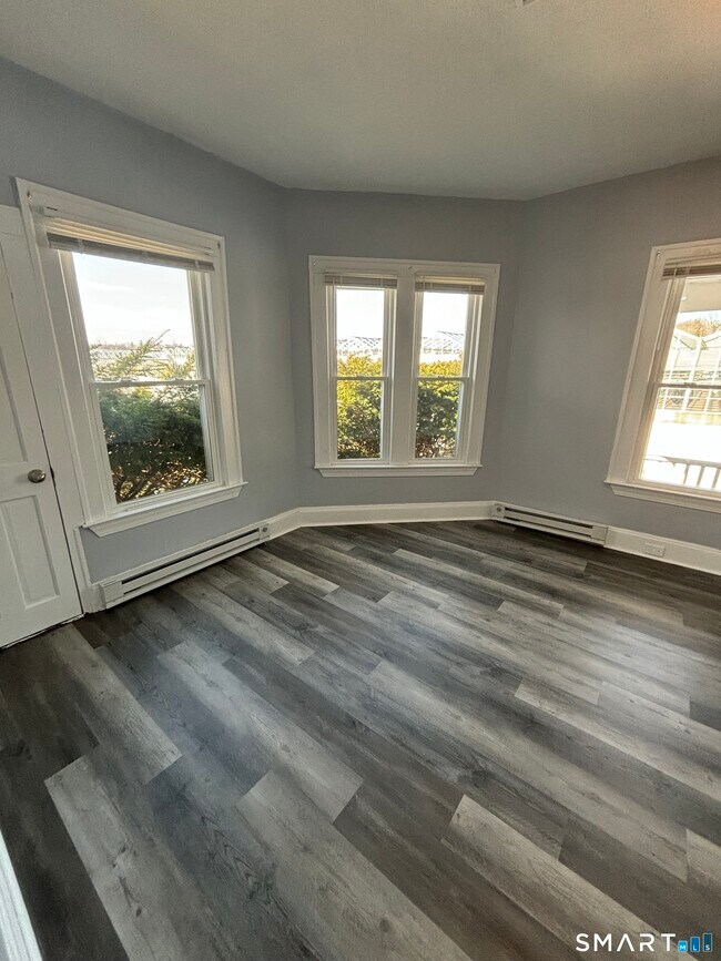 Building Photo - 409 Main St