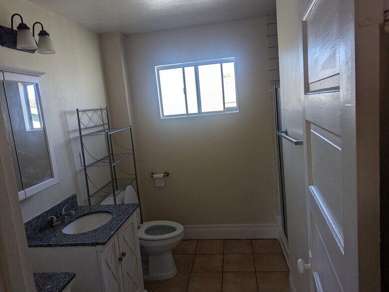 Bathroom - 821 Walnut Ave