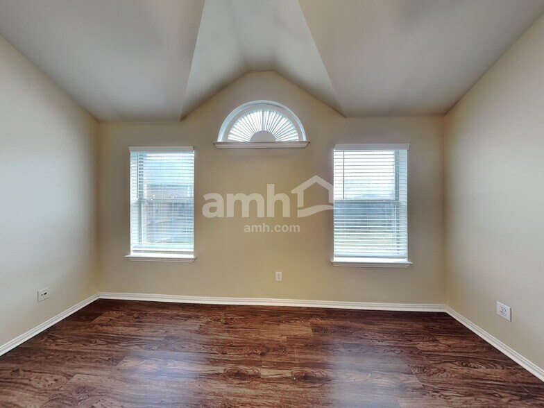 Building Photo - 2430 Fieldcrest Dr