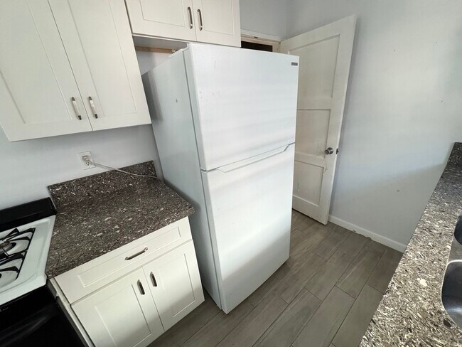 Building Photo - 9217 Alcott St