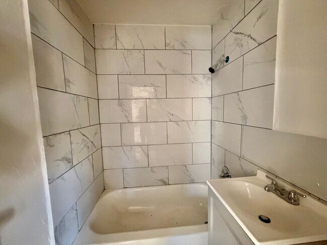 Building Photo - 2 bed newly renovated!