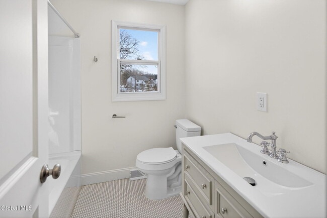 Building Photo - 10 Derry Ln