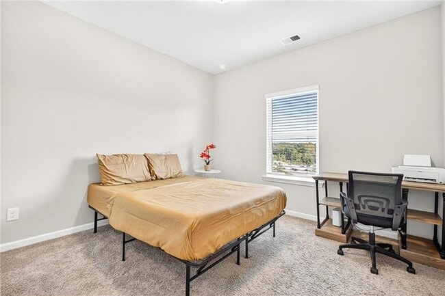 Building Photo - 133 Madison Bend