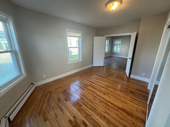 Building Photo - 128 S Elm St