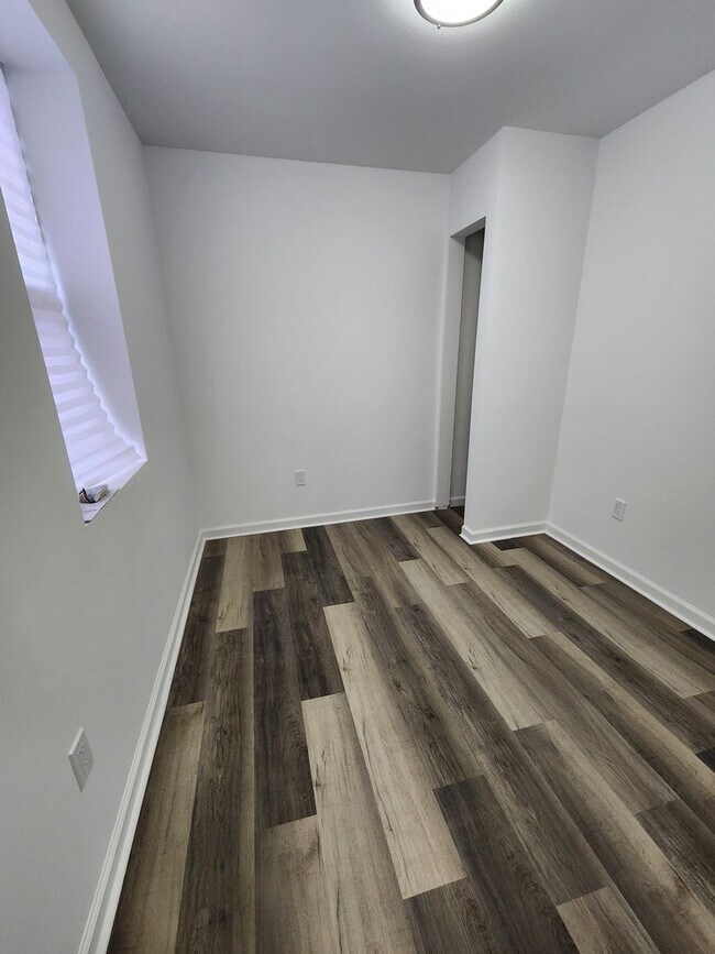 Building Photo - 5012 W Stiles St