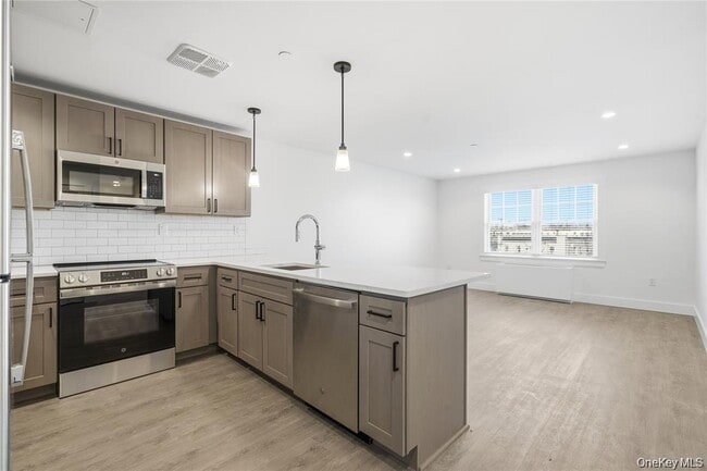 Building Photo - 180 Deer Park Ave