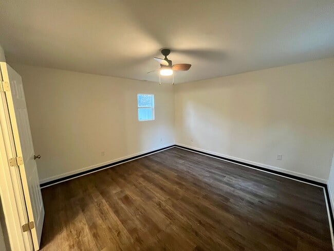 Building Photo - 3 Bed | 2 Bath | House