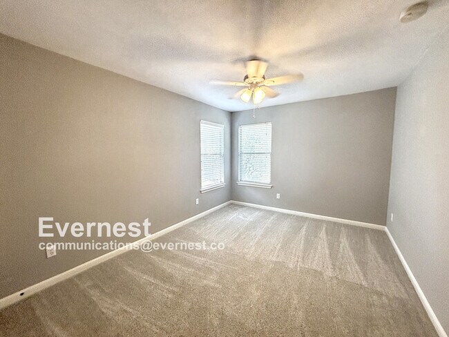 Building Photo - 4-Bedroom Home with Modern Amenities and C...