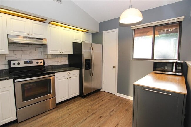 Building Photo - 875 Wimbledon Dr