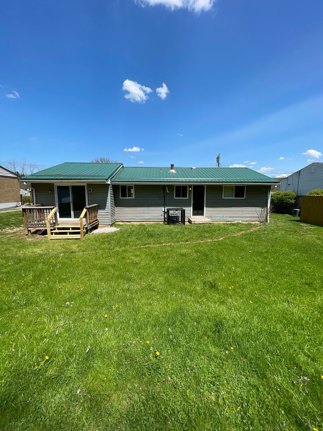 Building Photo - Freshly Renovated 3 Bedroom Ranch with Mod...
