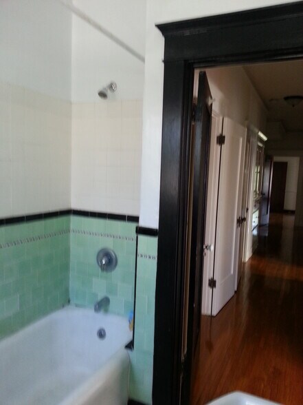 Tub - 218 1/2 N Kenmore Ave
