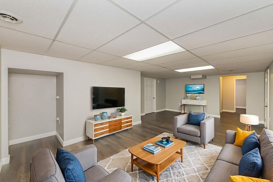 Building Photo - 15451 Duxbury Way