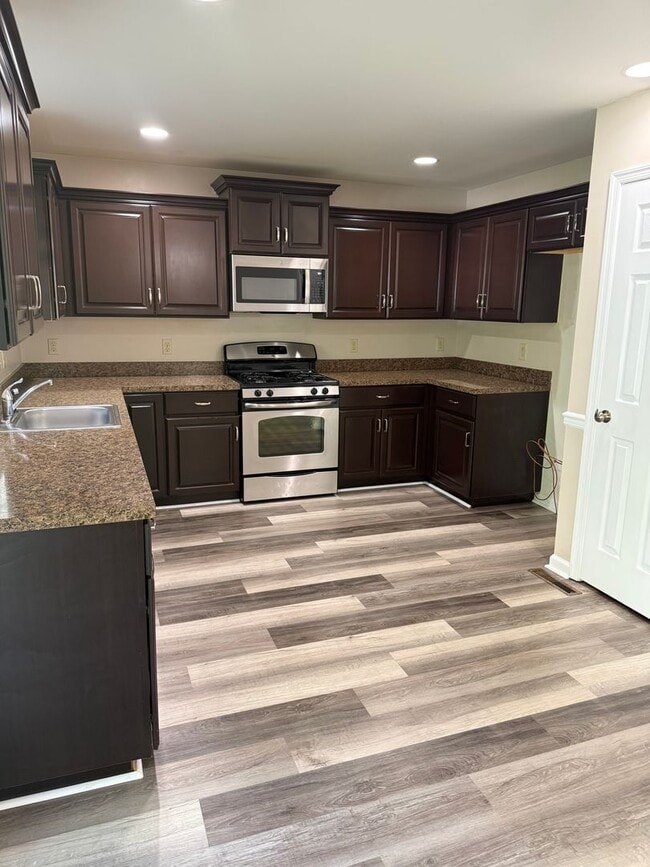 Building Photo - THREE BEDROOM/2.5 BATH Detached Home w TWO...