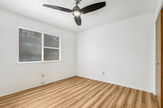 Building Photo - 11948 Sunhillow Bend