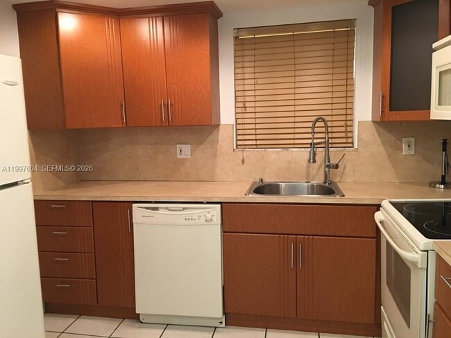 Building Photo - 9375 Fontainebleau Blvd