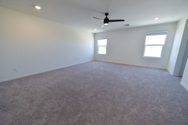 Building Photo - 5 Bed 3 1/2 Bath,  Beautiful home in gated community!