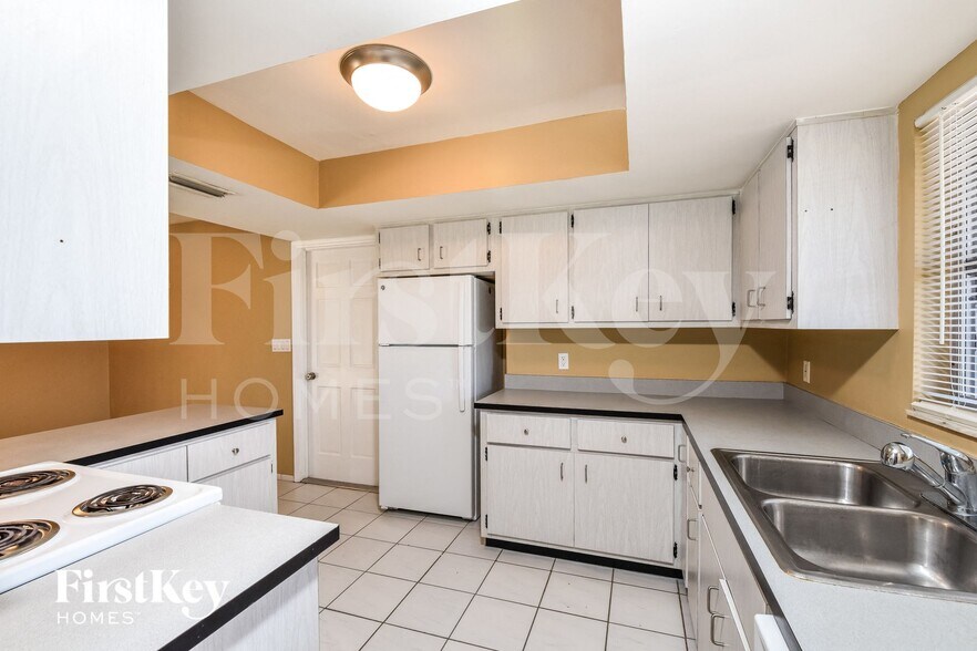 Building Photo - 7218 Jasmine Rd