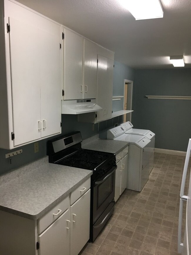 Building Photo - recently remodeled and updated!