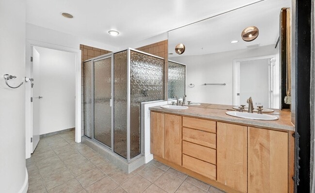 Building Photo - Stunning 3 bedroom Loft