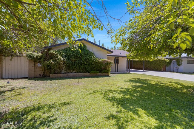 Building Photo - 335 E Solana Dr