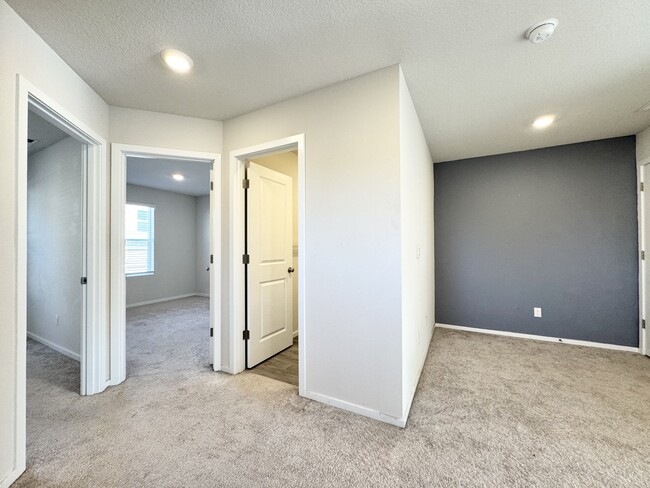 Building Photo - 914 N 18th Ave