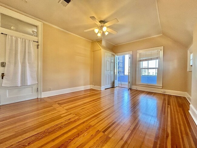 Building Photo - Charming Historic Condo in the Heart of Up...
