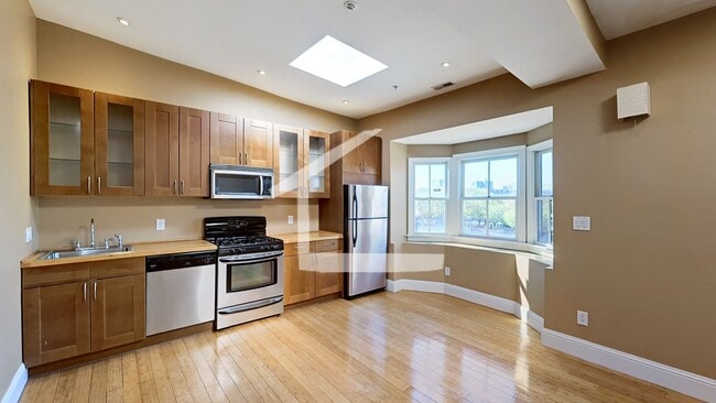 Building Photo - TOP FLOOR 2 BED 2 FLOORS + Private Rooftop Deck!!! Available 9/1/26