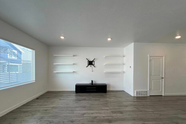 Building Photo - 632 Sugar Beet Dr
