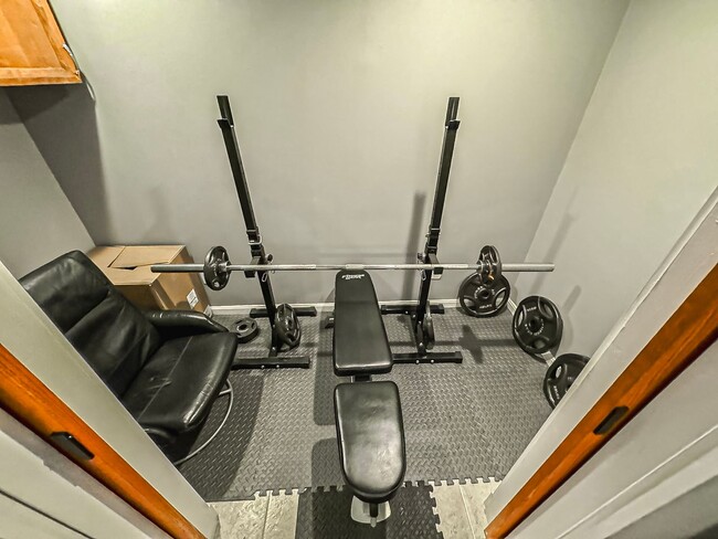 Building Photo - Light-filled and Spacious 3 Bed 2 Bath Tow...