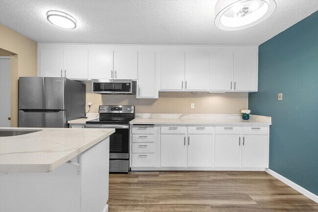 Building Photo - 960 Shorepoint Ct