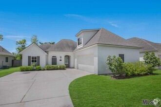 Building Photo - Trendy 4 bedroom, 2 bath home in coveted D...