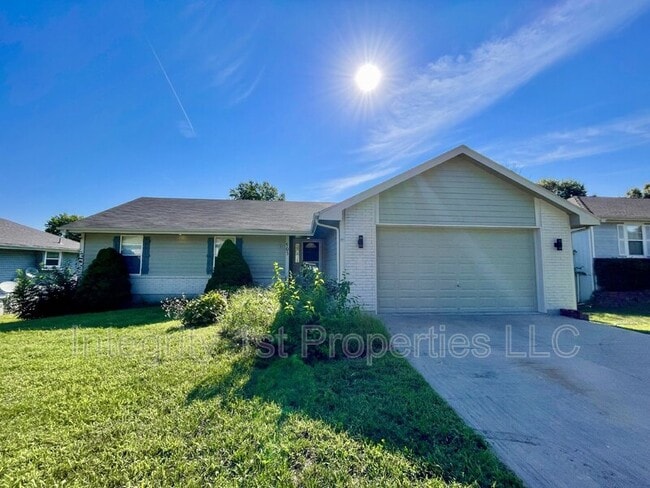 Primary Photo - 905 SW Foxtail Dr