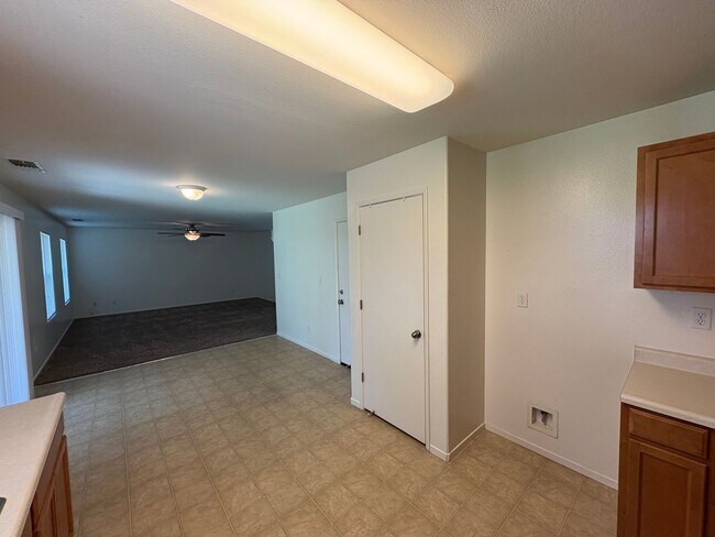 Building Photo - Beautiful home Ready to move in.