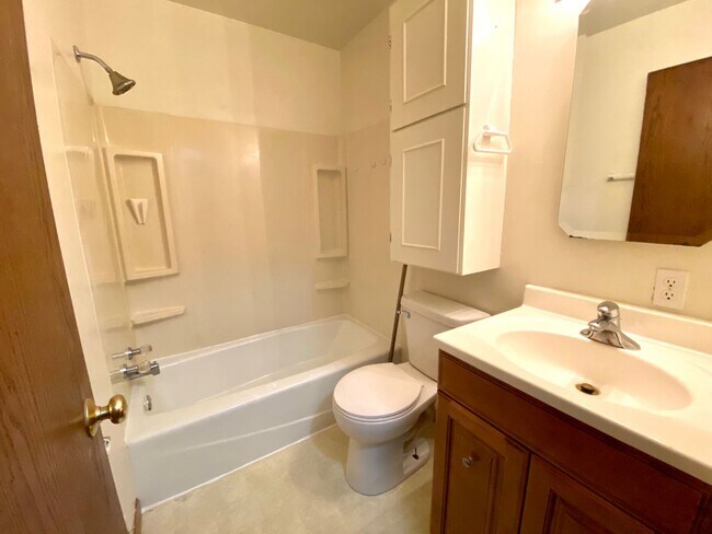 Building Photo - 2 Bed Duplex