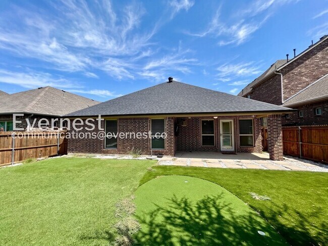 Building Photo - 4 Bed/2 Bath Home with Garage & Fenced Yard / Pet-Friendly / Available Now!