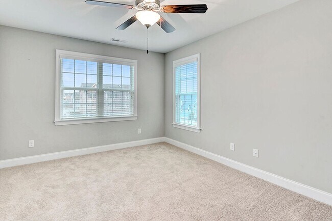 Building Photo - PRICE REDUCED - MOVE IN READY! – Gorgeous 4BR/4BA Townhome in Villages of Apex, 1 mile to DT Apex!