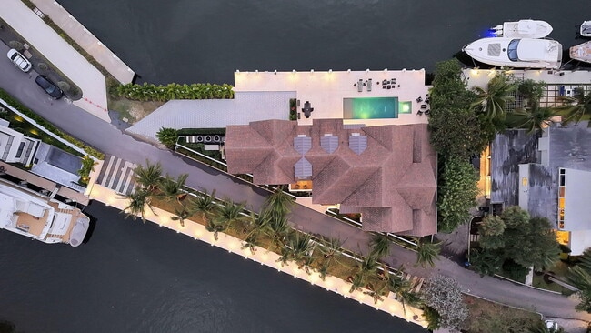 Building Photo - 400 Mola Ave