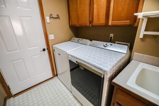 Building Photo - 503 S Shelley Lake Ln