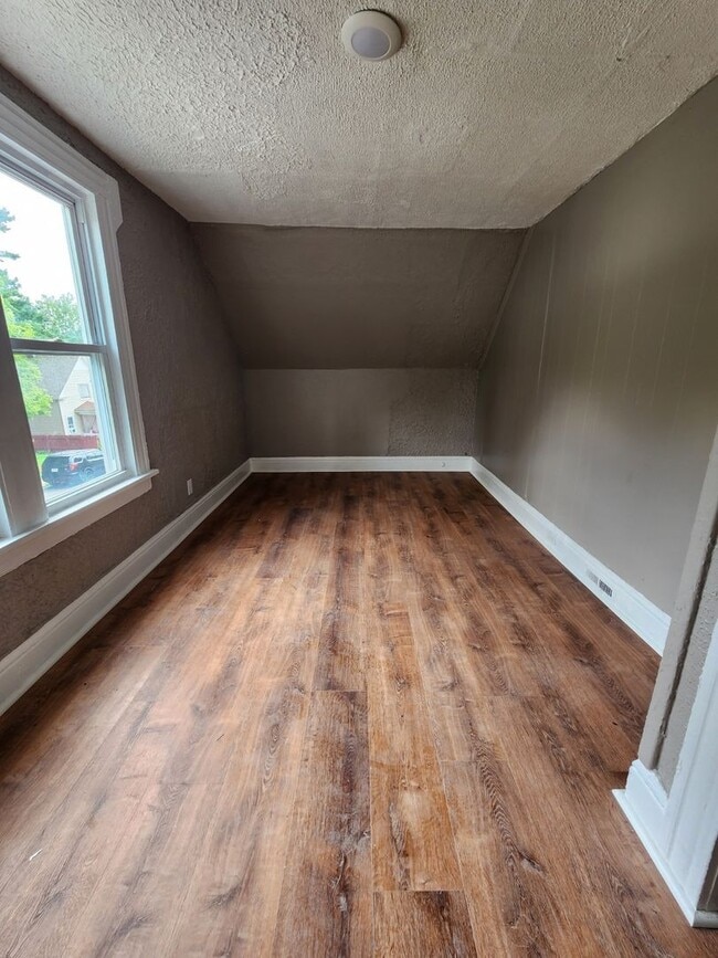 Building Photo - Three Bedroom Single Family Home!