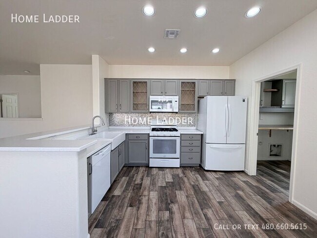 Building Photo - 915 East Gold Dust Way