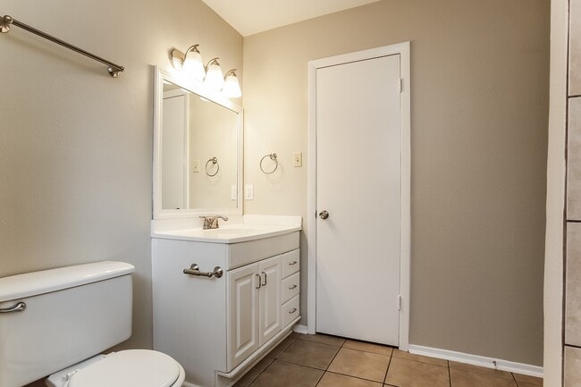 Building Photo - 9 W Bigelow Oak Ct