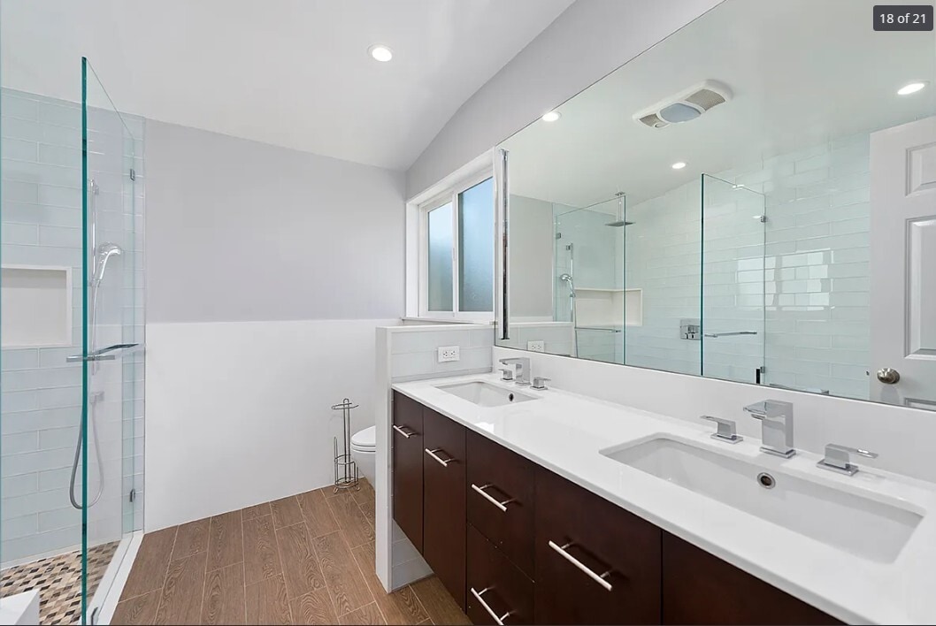 Shared Bathroom w/ Tub - 944 Bruno St