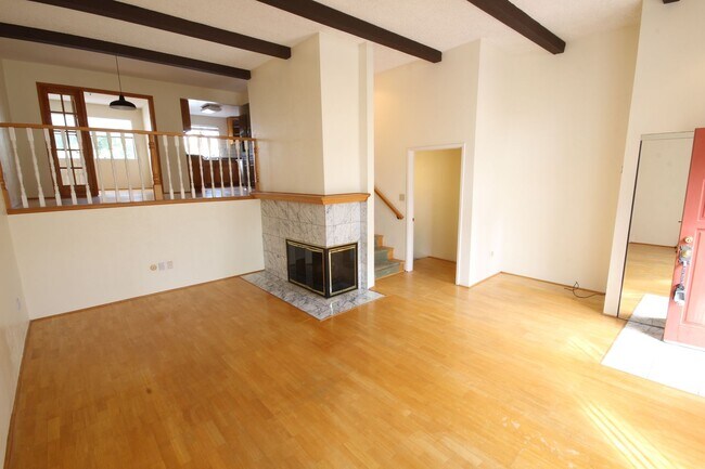 Building Photo - Super Spacious 2-Bedroom 2.5-Bathroom La Jolla UTC Townhome with 2-car garage