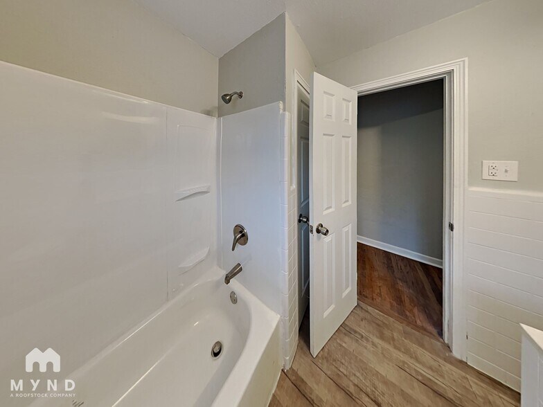 Building Photo - 940 Nelson Dr